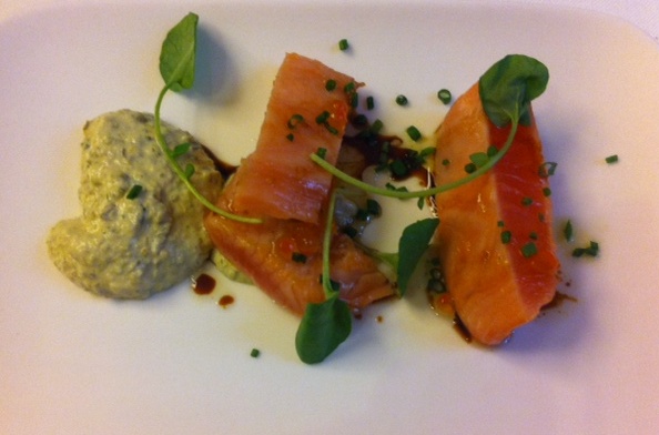 Restaurante Delicat Tataki de salmón con salsa tártara